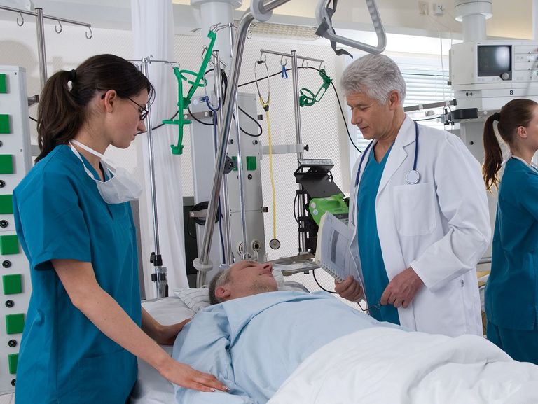 Mann wird im Krankenhaus behandelt