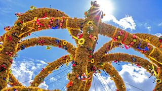 Erntedankfest Erntekrone im Sonnenlicht