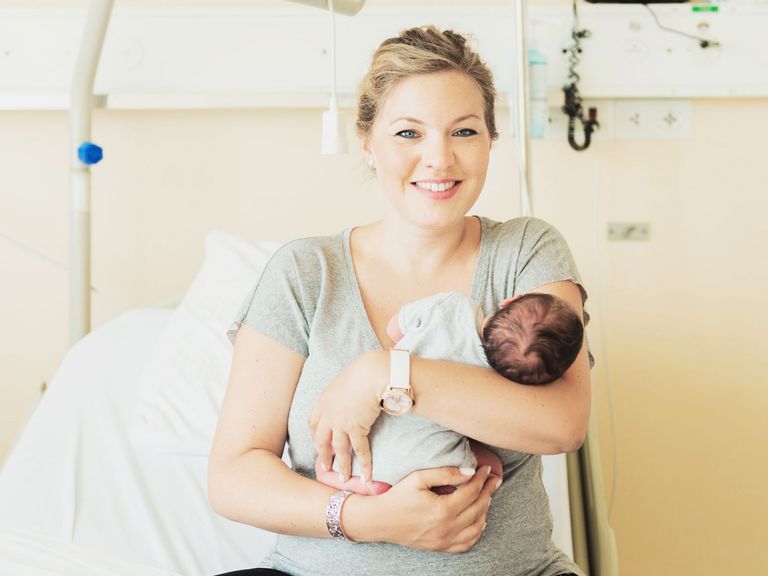 Mutter mit einem Neugeborenen auf dem Arm