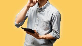 Junger Mann mit Tablet und nachdenklicher Pose