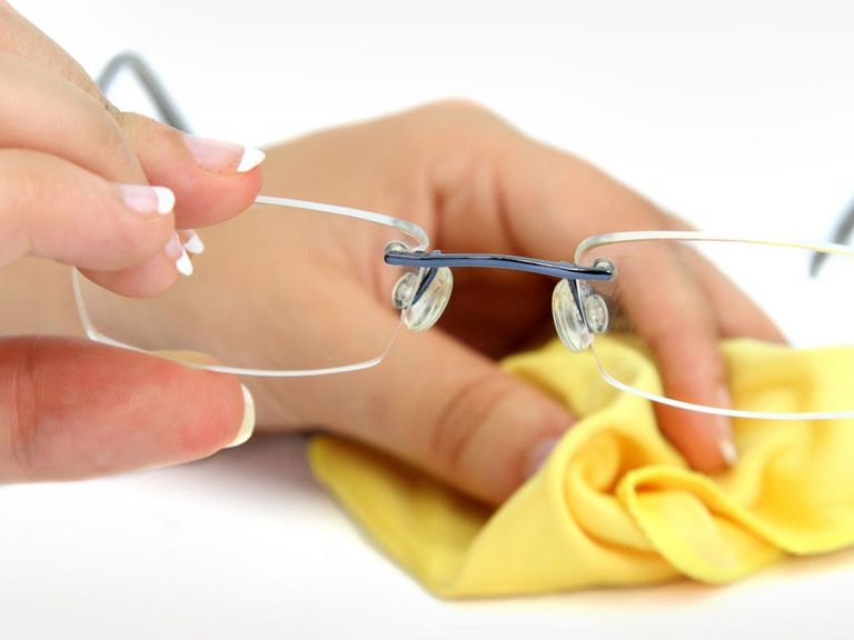 Brille wird mit Putztuch gereinigt