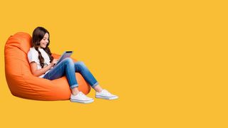 Jugendliche nutzt Tablet für die Newsletteranmeldung