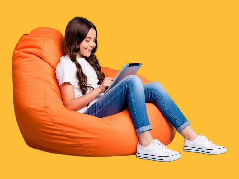 Jugendliche nutzt Tablet für die Newsletteranmeldung