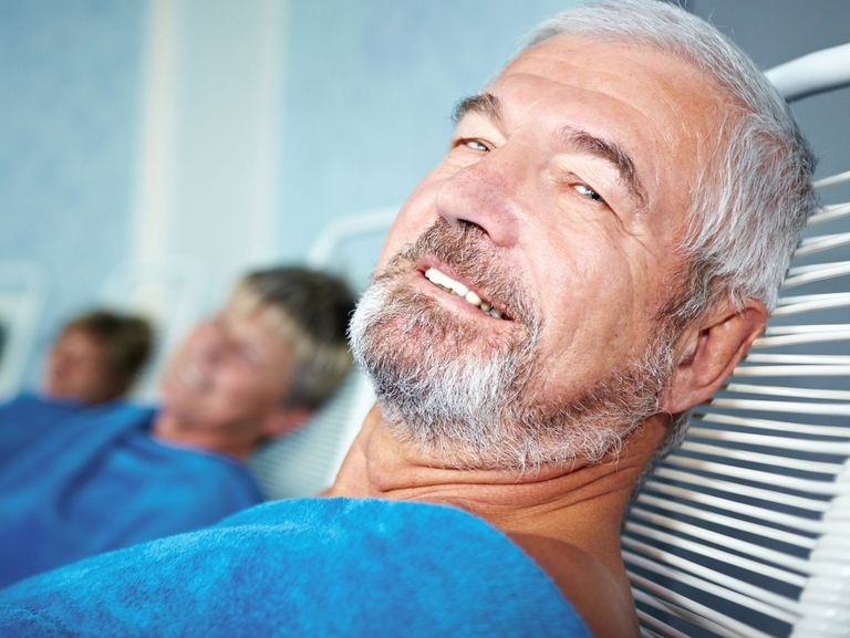 Älterer Mann erholt sich während der Kur