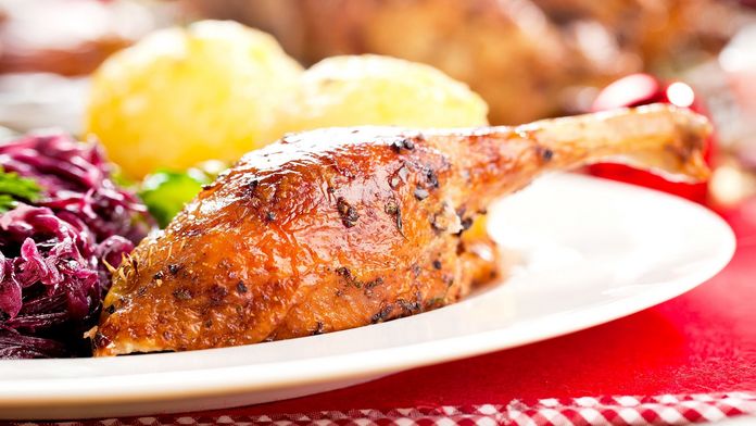 Nährstoff: Fette Ein Teller mit leckeree Gänsekeule, Kartoffelklößen und Rotkohl