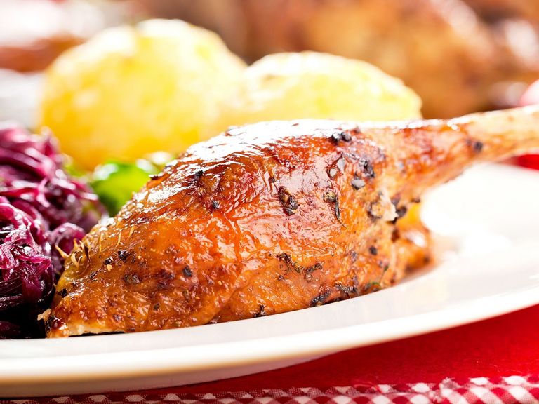 Ein Teller mit leckeree Gänsekeule, Kartoffelklößen und Rotkohl