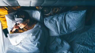 Sleepmaxxing Frau liegt mit einer Augenschlafmaske im Bett und schläft