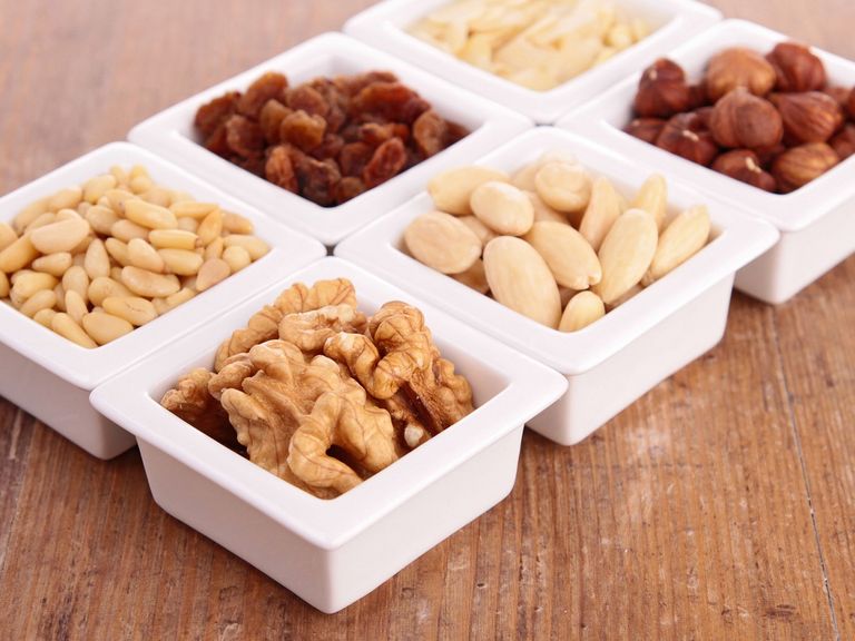 Schalen mit unterschiedlichen Nusssorten