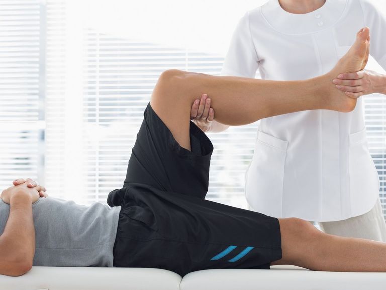 Mann in Behandlung bei Physiotherapeuten