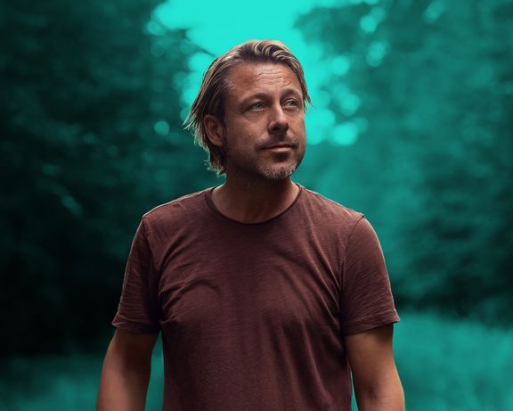 Leistungspakete: Für jeden das Richtige Mann macht einen erholsamen und ruhigen Spaziergang im Wald