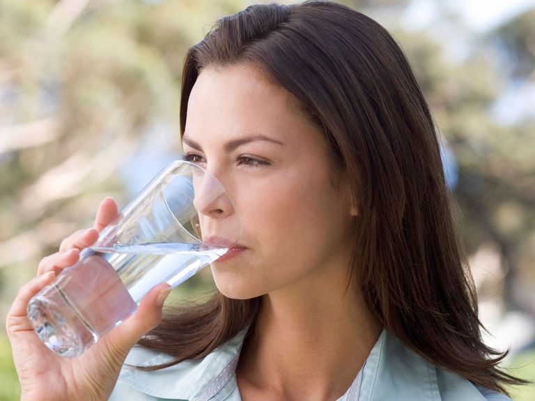 Frau trinkt ein Glas Wasser