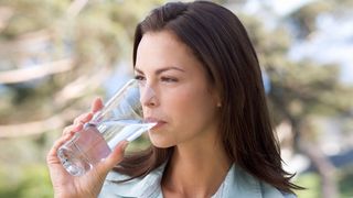 Frau trinkt ein Glas Wasser