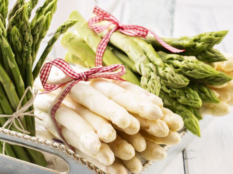 grüner und weißer Spargel auf eine Tablett