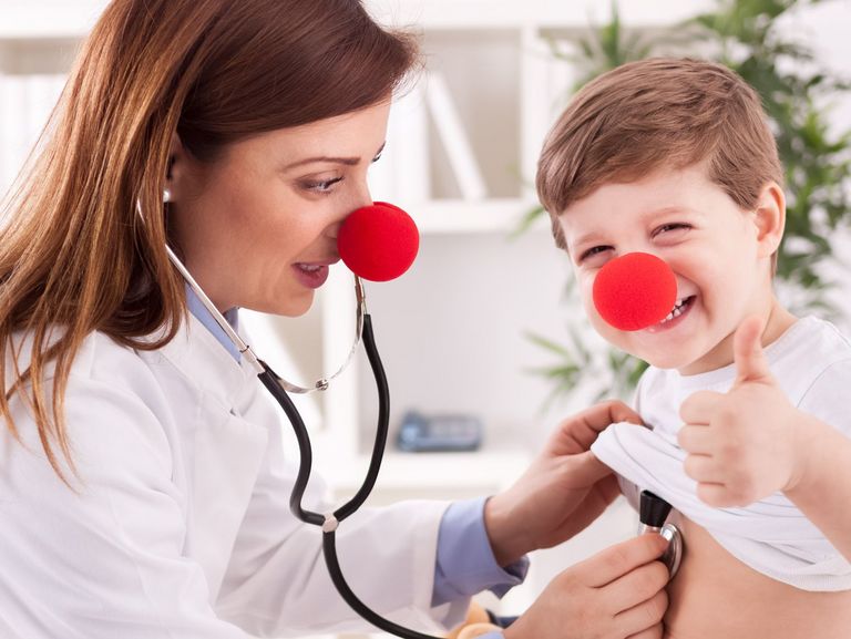Fröhlicher Junge bei seiner Kinderärztin