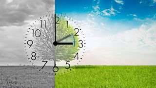 (Zeit)Sprung in den Frühling Links ist ein kahler Baum in Graustufen zu sehen und rechts ein Baum in sattem Grün, darüber liegt eine Uhr, die die Zeitumstellung darstellt