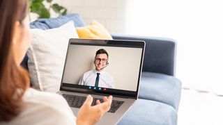 Videoberatung Frau auf Sofa sitzend hat einen Service-Videocall