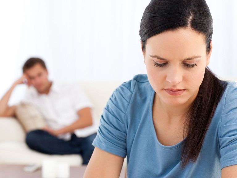 Frau hat Depression und schaut nach unten