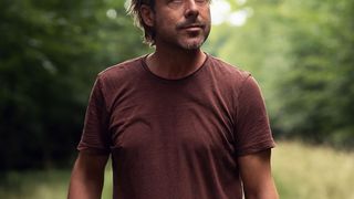 Mann macht einen erholsamen und ruhigen Spaziergang