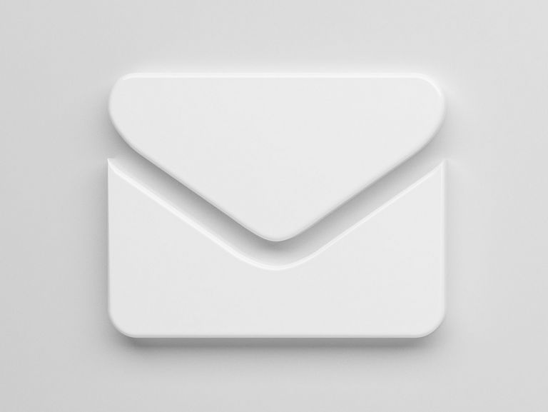 Weißes Briefumschlag-Symbol vor grauem Hintergrund