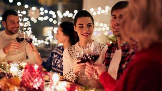 Gesellige Runde beim Weintrinken zu Weihnachten