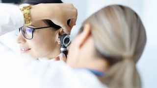 Akuter Hörsturz HNO-Ärztin untersucht das Ohr einer Patientin