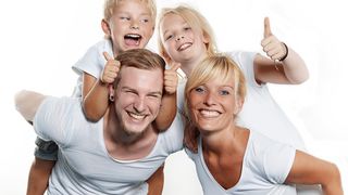 Beitragssätze der IKK gesund plus Vierköpfige Familie lacht in die Kamera