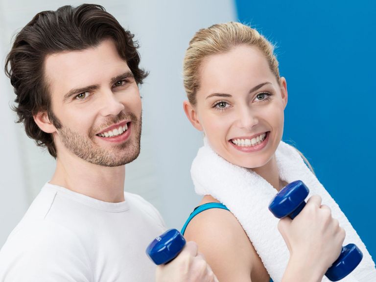 Sportliches Paar mit Hanteln