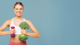Sporternährungsmythen Sportlerin mit einer Hantel in der einen Hand und einem Brokkoli in der anderen Hand