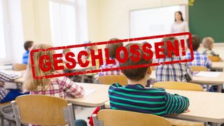 Kinder sitzen in einem Klassenzimmer