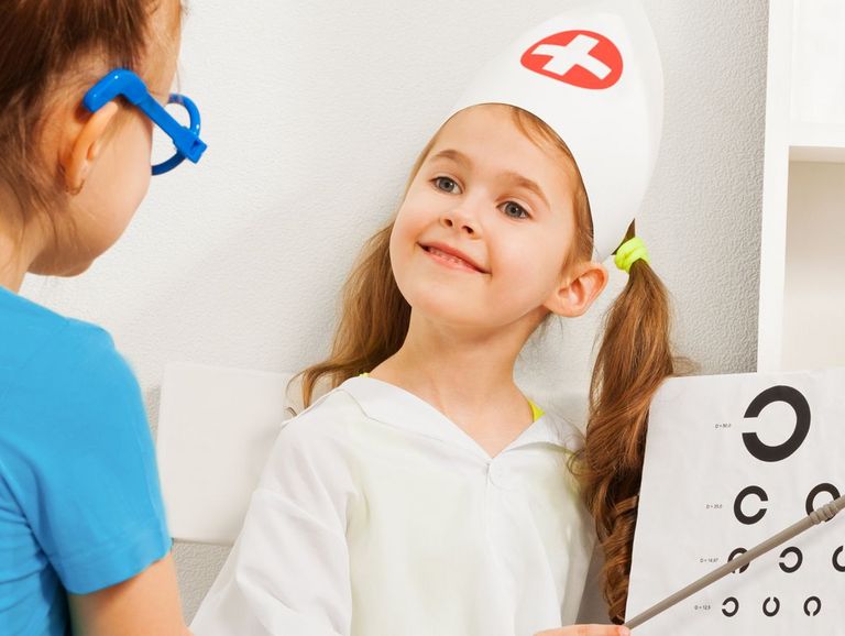 Zwei Mädchen spielen Arztbesuch