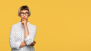 Junge Frau in nachdenklicher Pose