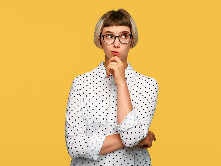 Junge Frau in nachdenklicher Pose