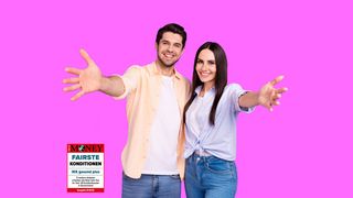 Komm doch! Pärchen heißt mit offenen Armen willkommen