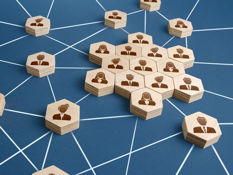 Symbolische Darstellung eines Netzwerkes mit Holzscheiben und Bindfaden