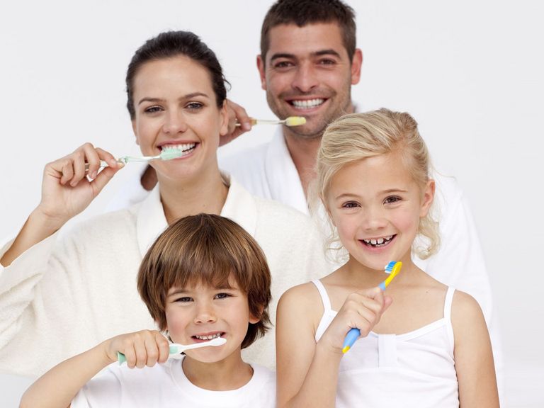 Vierköpfige Familie putzt Zähne