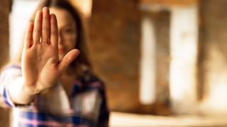 Cannabisverbot im Job Frau zeigt ihre Handfläche, um eine Verbot auszusprechen