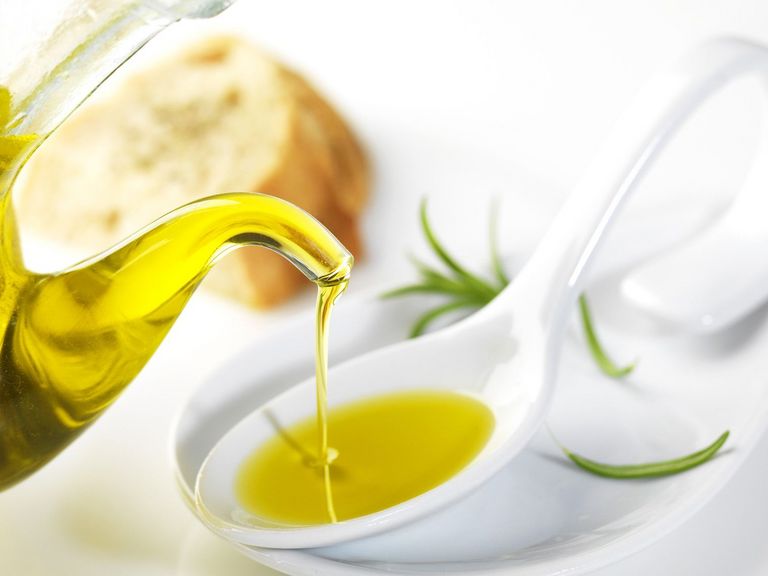 Pflanzliches Öl wird in Ölschale gegossen