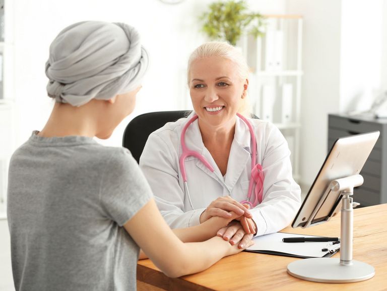 Frau nach einer Chemotherapie erhält bei einer Ärztin gute Nchrichten