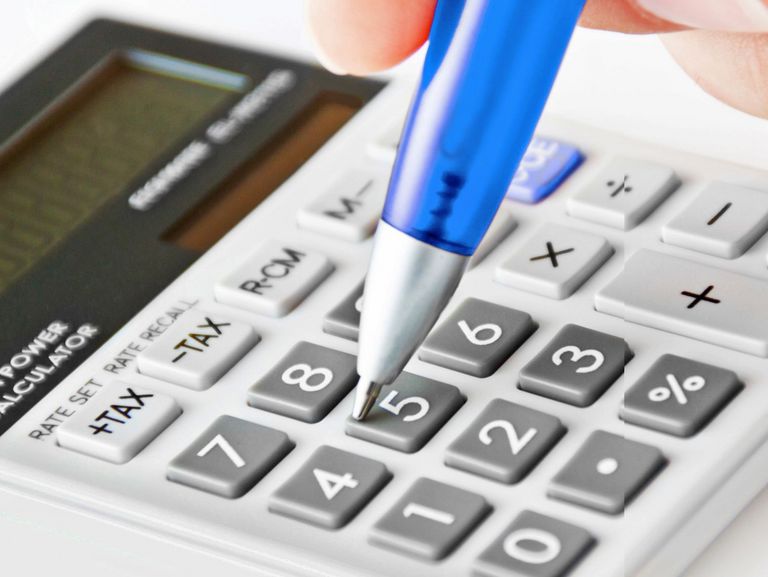 Zahlen werden mit den Kugelschreiber in den Taschenrechner getippt