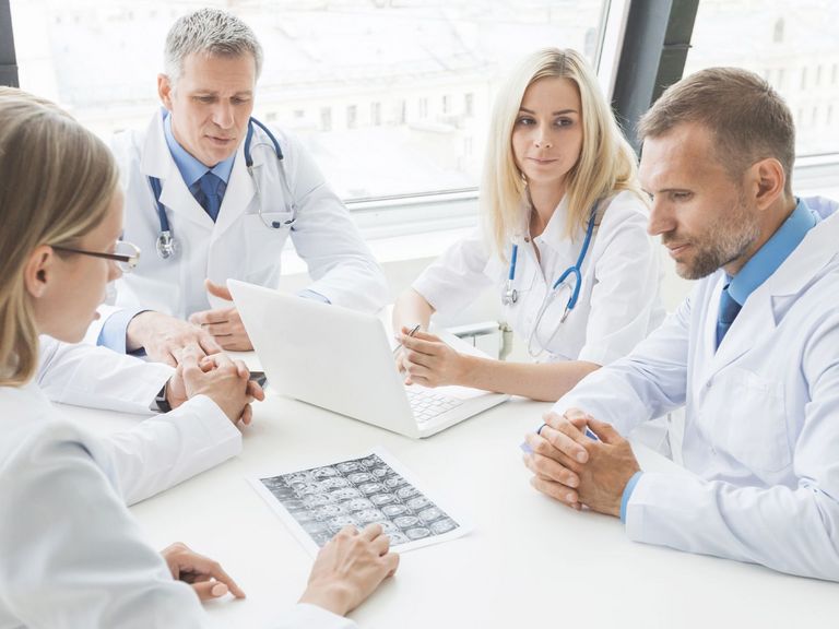 Ärzteteam in einer Beratung