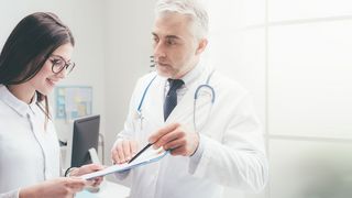 Arzt erklärt einer Patientin die Behandlung