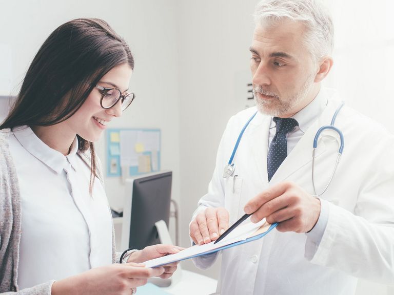 Arzt erklärt einer Patientin die Behandlung