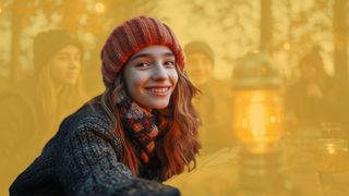 Teenagerin mit Mütze und Strickpulli im skandinavischem Style