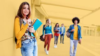 Junge Frau mit Schreibblöcken und Bleistift in der Hand