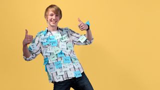 Junge mit hunderten Post-its auf dem Oberkörper