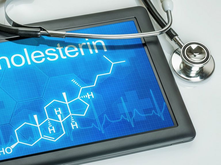 Tablet mit der chemischen Strukturformel von Cholesterin
