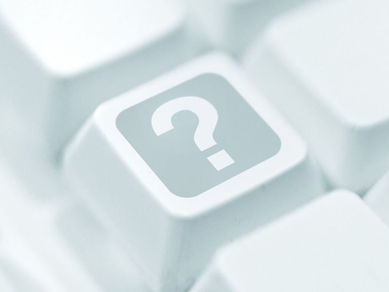 Fragezeichen auf der Taste einer Tastatur