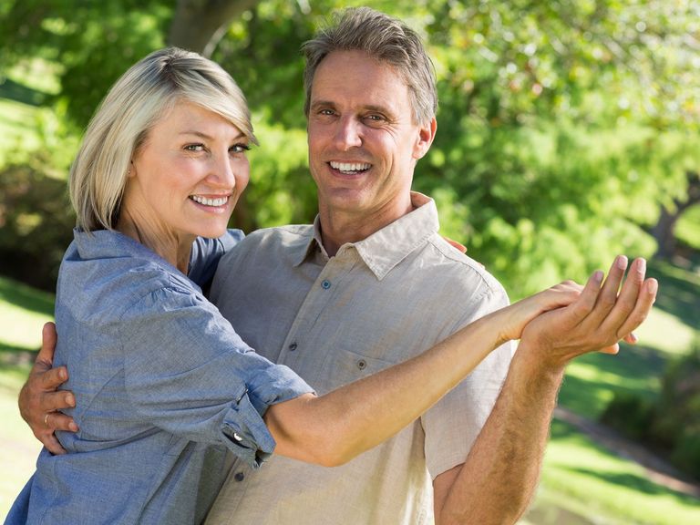 Paar tanzt Arm in Arm