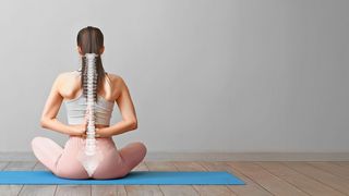 Rückengesundheit Frau in Sportkleidung sitzt auf eine Yogamatte und zeigt ihre Wirbelsäule