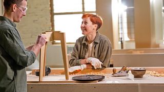 Ideenwettbewerb in der BGF Tischler und Tischlerin arbeiten gemeinsam an einem Holzstuhl in ihrer Werkstatt